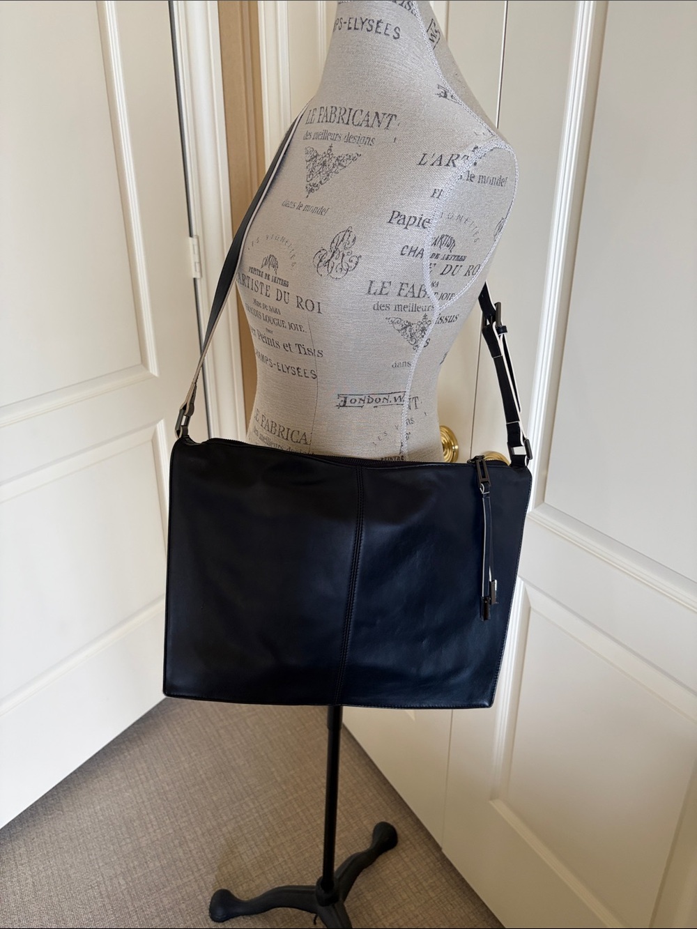 Classic Worth New York Navy & White Leather Shoulder Bag.Brand New never used
